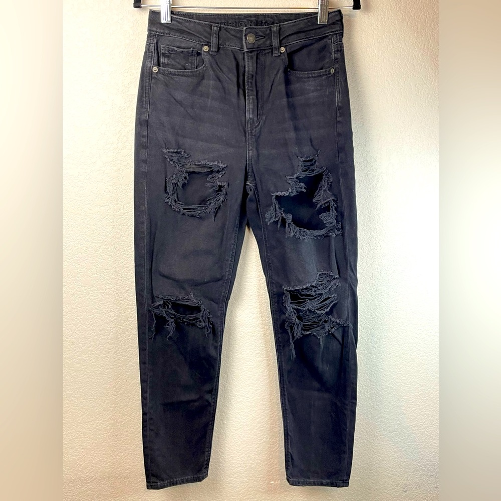 AMERICAN EAGLE RIPPED MOM JEANS